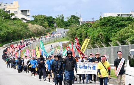 沖縄で基地のない島求め平和行進 復帰54年、2千人が参加 | 全国のニュース | 福井新聞ONLINE 沖縄で基地のない島求め平和行進 復帰54年、2千人が参加 | 全国のニュース | 福井新聞ONLINE