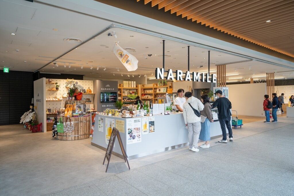 奈良県酒造組合の全面バックアップで本格稼働。
奈良公園隣接の「NARAMILE（ナラマイル）」
地酒・工芸・抹茶体験を一堂に | NEWSCAST