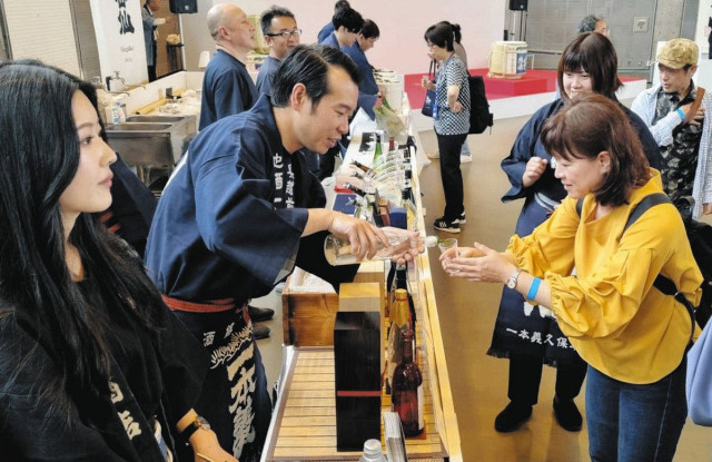 25社100種超 グラス手に飲み比べて　23日、ふくい地酒コレクション