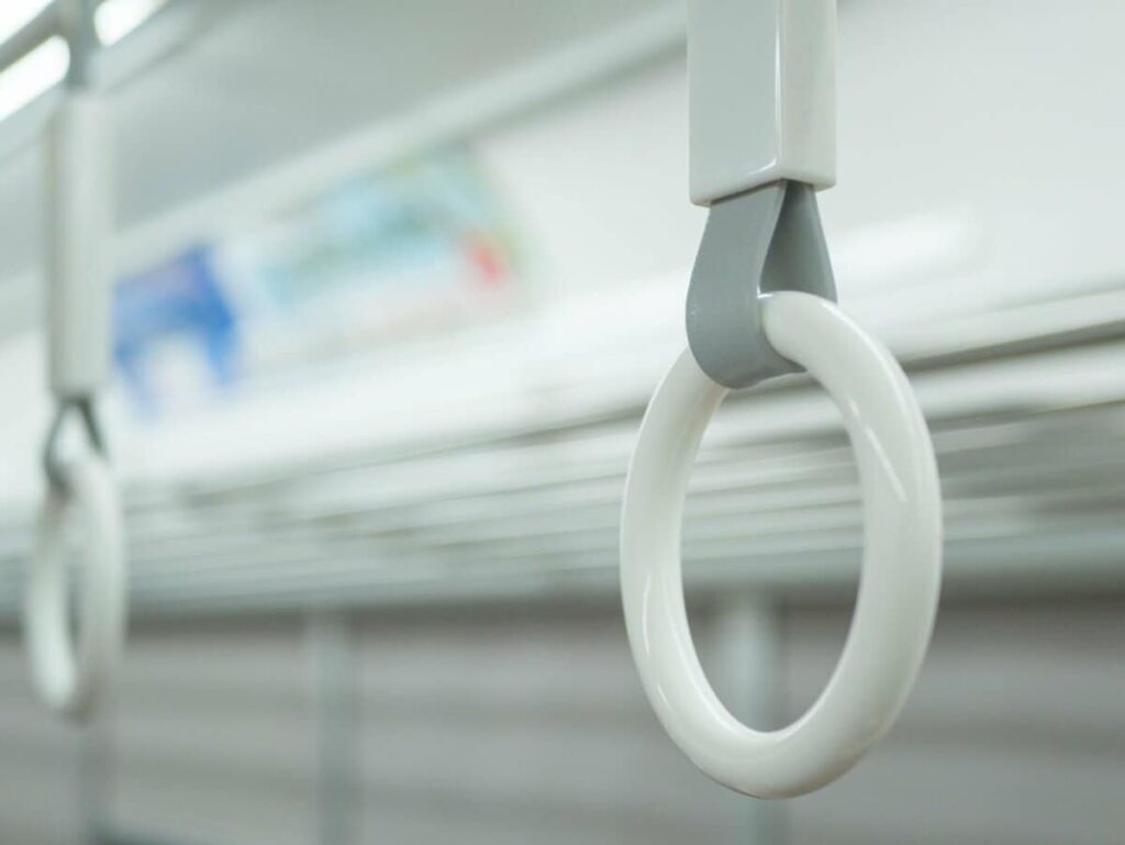 茨城県「ローカル線の車内」で目撃したつり革に違和感 持ち手部分にある「ご当地グルメ」に注目集まる | LIMO | くらしとお金の経済メディア 茨城県「ローカル線の車内」で目撃したつり革に違和感 持ち手部分にある「ご当地グルメ」に注目集まる | LIMO | くらしとお金の経済メディア