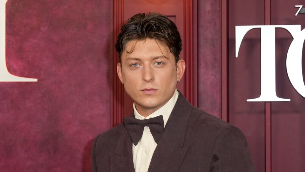 英国人俳優トム・フランシス、新ジェームズ・ボンド役に浮上 | Vogue Japan