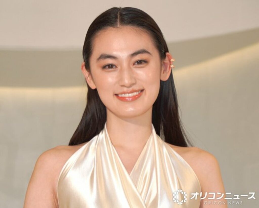 滋賀出身・八木莉可子、心斎橋に独創的スタイルで登場　幼い頃から見ていた関西ローカル番組への出演に喜び | 福島民報デジタル