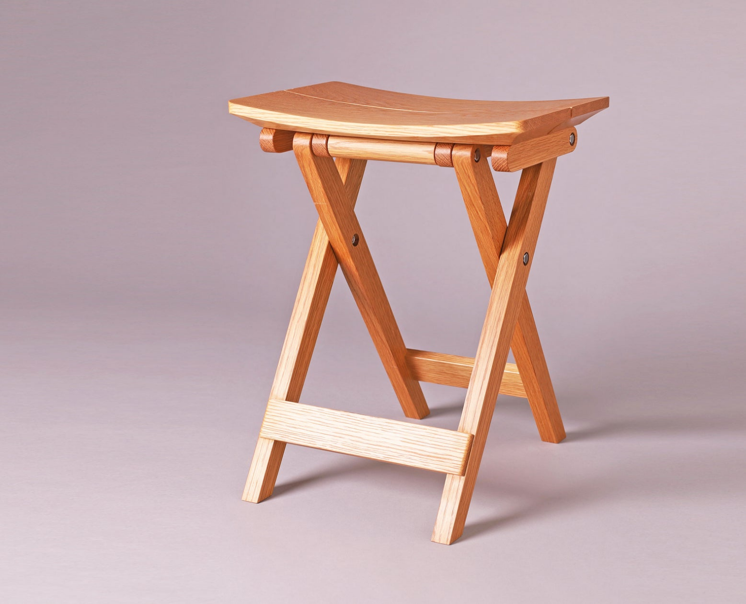 iF DESIGN AWARD 2026受賞｜折り畳み椅子を日常家具へ再定義する「Quiet Arc Folding Stool」