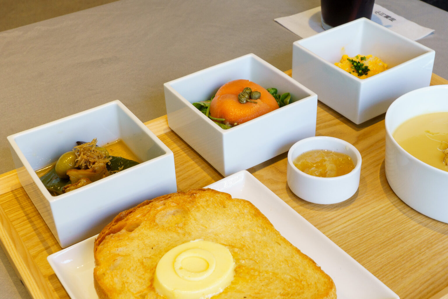 京都の老舗ロースター「小川珈琲」無印良品の宿に新店オープン。おばんざい×食パンが斬新な限定モーニングを食べてきた - トラベル Watch