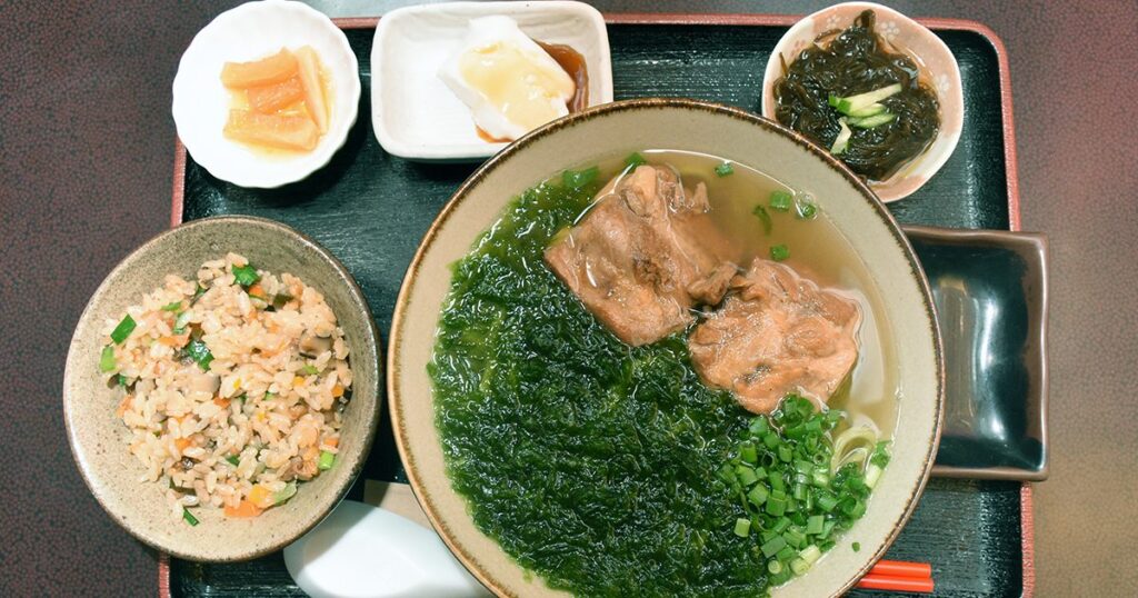 国の登録有形文化財で味わう絶品そば　沖縄そばと茶処 屋宜家