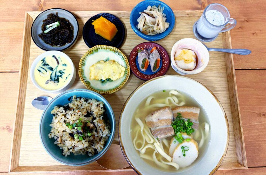 「母の手料理」を食堂に 体に優しいイリチーなど小鉢に8品彩り 沖縄市のほっこり食堂 | 胃心地いいね | 沖縄タイムス+プラス 「母の手料理」を食堂に 体に優しいイリチーなど小鉢に8品彩り 沖縄市のほっこり食堂 | 胃心地いいね | 沖縄タイムス+プラス