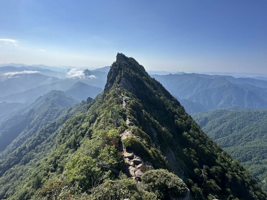 【山頂まで300m】愛媛県での登山中の光景に絶句　「ここからが地獄」「こわい鎖場」 | LIMO | くらしとお金の経済メディア