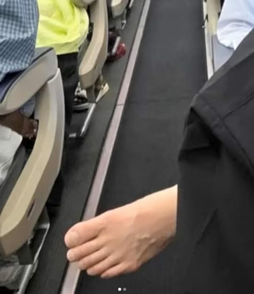 韓国発大阪行き航空機で日本人男性が騒動？…裸足で前席蹴ったとの主張　写真枚　国際ニュース：AFPBB News