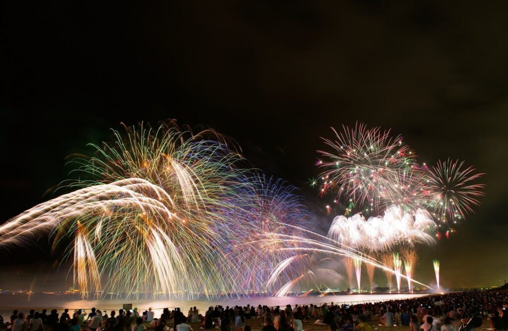 千葉で「幕張ビーチ花火フェスタ2026」約24,000発打ち上げで真夏の夜空染める – 女子旅プレス 千葉で「幕張ビーチ花火フェスタ2026」約24,000発打ち上げで真夏の夜空染める - 女子旅プレス