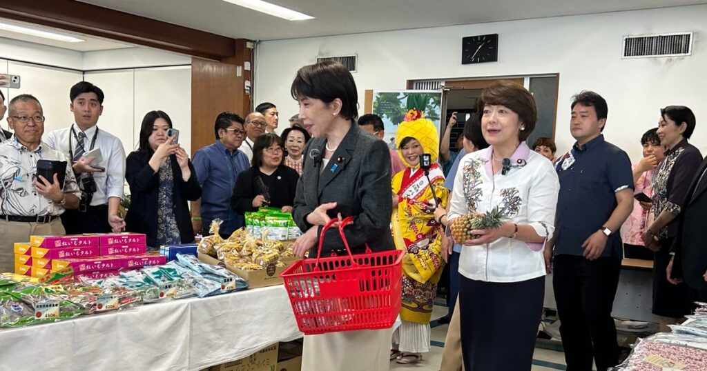 県産品、首相も購入 自民党本部で沖縄物産展 県産品、首相も購入 自民党本部で沖縄物産展
