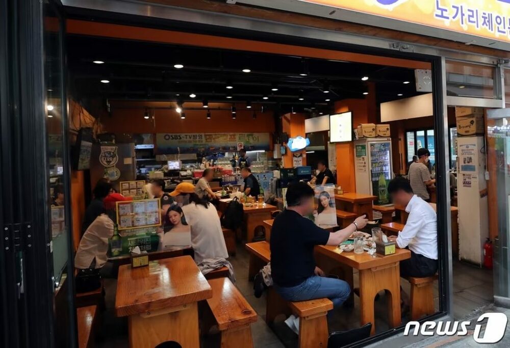 韓国・町の酒場、8年で2万4000店減少…物価高と若者の飲酒離れ直撃 写真枚 国際ニュース:AFPBB News 韓国・町の酒場、8年で2万4000店減少…物価高と若者の飲酒離れ直撃 写真枚 国際ニュース:AFPBB News