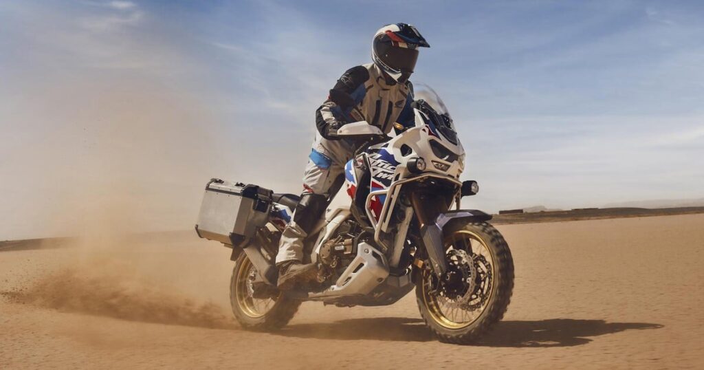 バイク専用レーンを車で走行した場合の罰金はいくらですか？