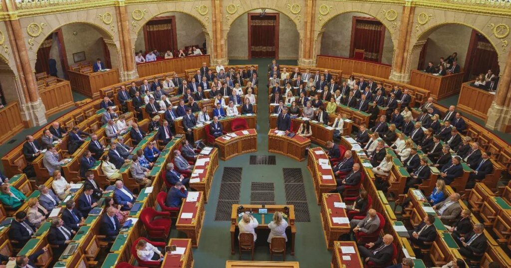 議会は決定した：結局のところ我々は国際刑事裁判所を離れるつもりはない