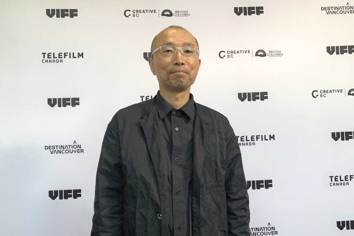 レッドカーペットに登場した岡博大監督。2025年10月9日、バンクーバー市。Photo by Jenna Park/Japan Canada Today