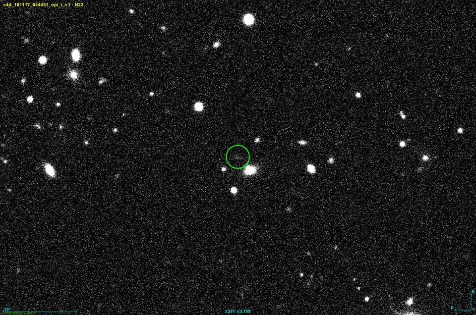 図1: （Credit: 準衛星の仕組み。（1）準衛星は、その “中心” となる天体と同じく、太陽を真の中心として公転しています。（2）その天体から見た準衛星の位置に線を引いてまとめると（3）歪んだ形で衛星のように天体の周りを回って見えます。（Credit: Paul Wiegert / 著者（彩恵りり）により動画の一部をキャプチャ後、加筆）