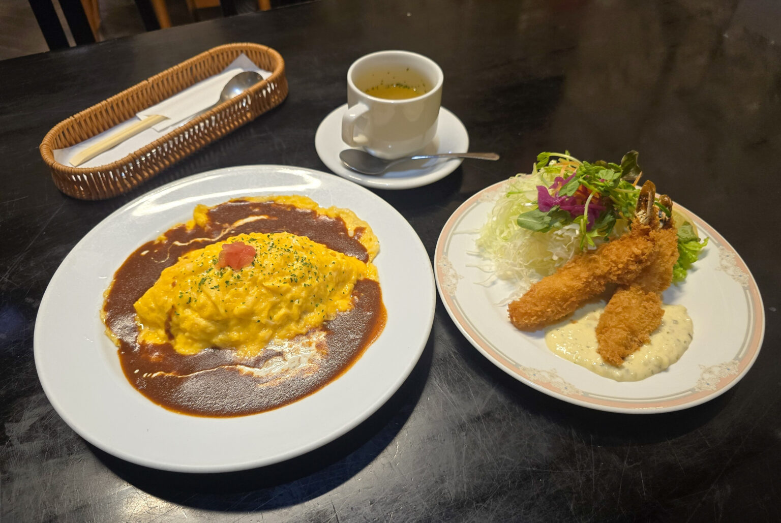 「せっかくグルメ」でSnow Manも来店!洋食店「ローリエ」の人気オムライス | 鳥取マガジン 「せっかくグルメ」でSnow Manも来店!洋食店「ローリエ」の人気オムライス | 鳥取マガジン