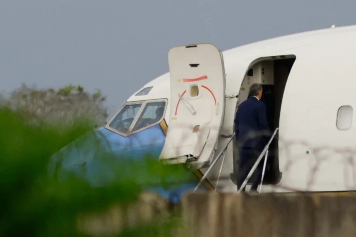 キューバ当局者との会談後、ハバナにあるホセ・マルティ国際空港で米政府専用機に搭乗するラトクリフ氏＝5月14日/Norlys Perez/Reuters