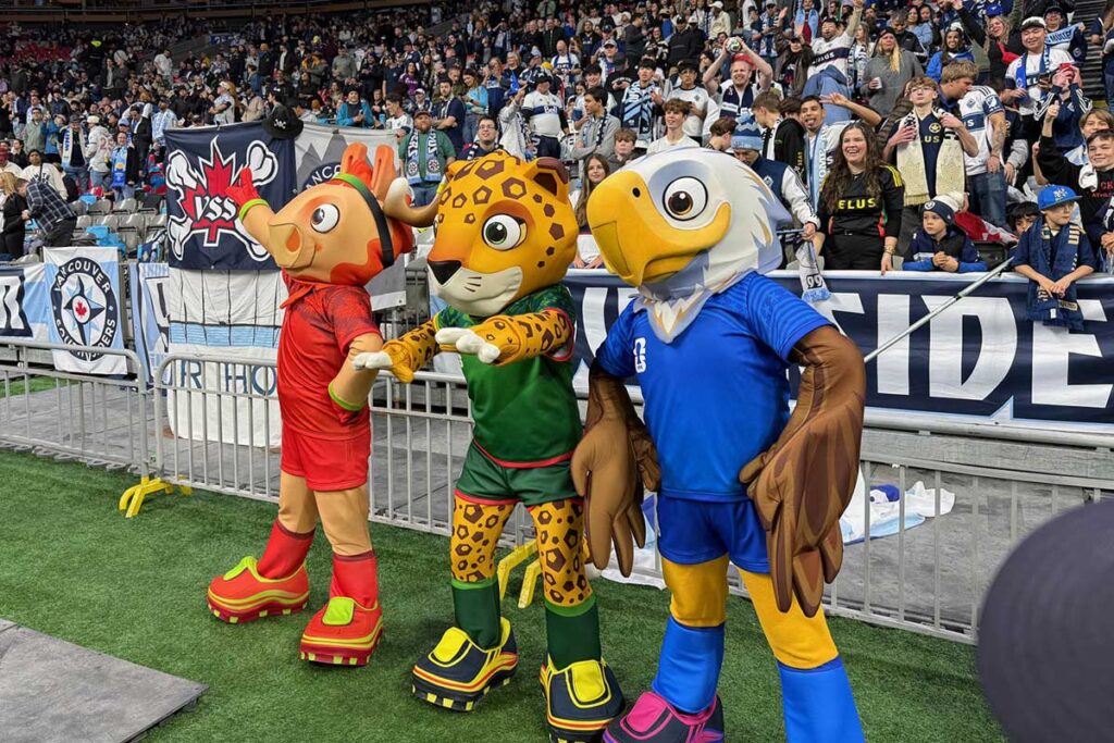 W杯開幕まで40日、観戦者専用サイトKnow Before You Goを開設 | 日加トゥデイ/JC Today FIFA2026W杯北中米大会マスコット。BCプレースに現れる。左から、Maple(カナダ)、Zayu(メキシコ)、Clutch(アメリカ)。2025年10月18日、BCプレース。撮影 斉藤光一/日加トゥデイ