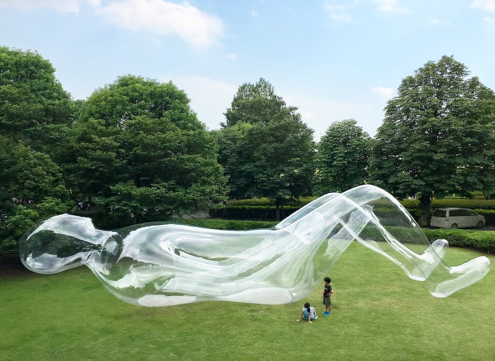 鈴木康広〈空気の人〉
