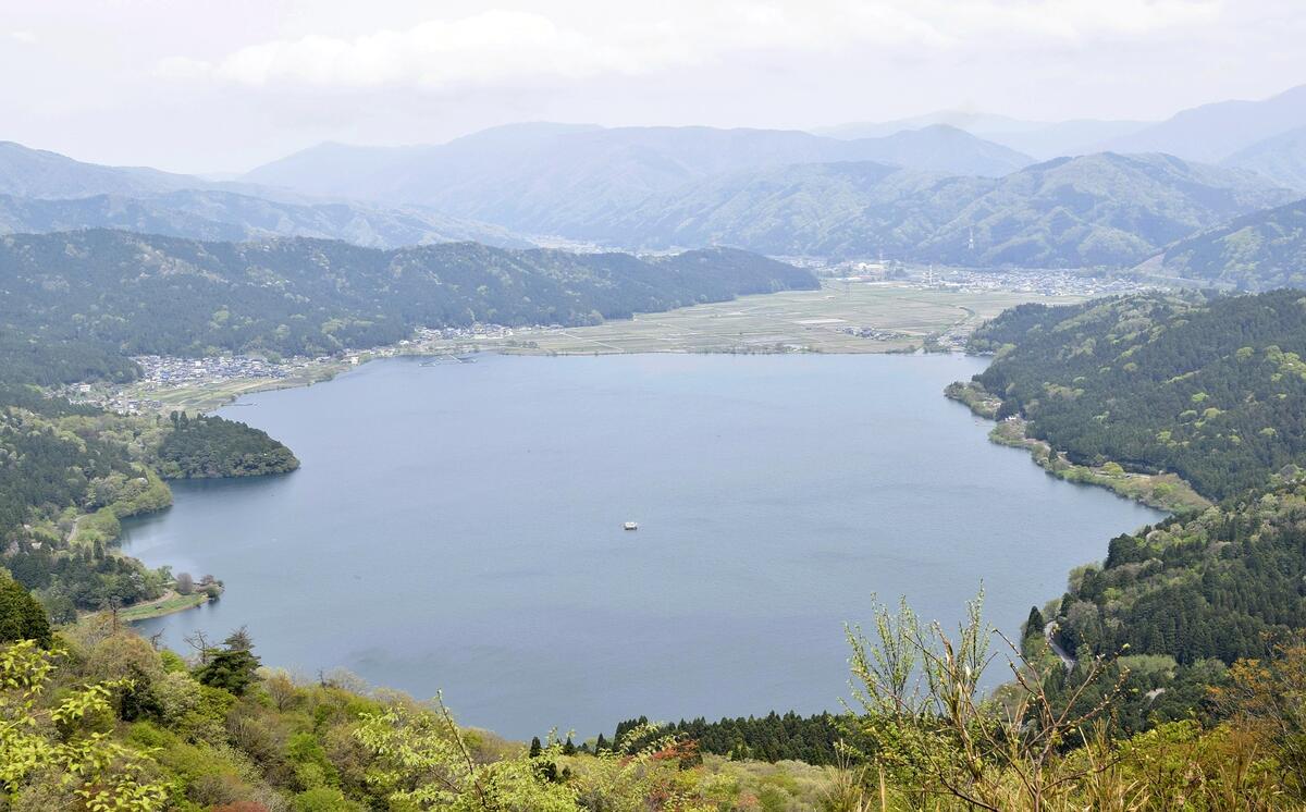 賤ヶ岳から北に臨む余呉湖。主に湖を囲む山々に布陣する秀吉方に、左奥から勝家方が攻めてきた（滋賀県長浜市で）