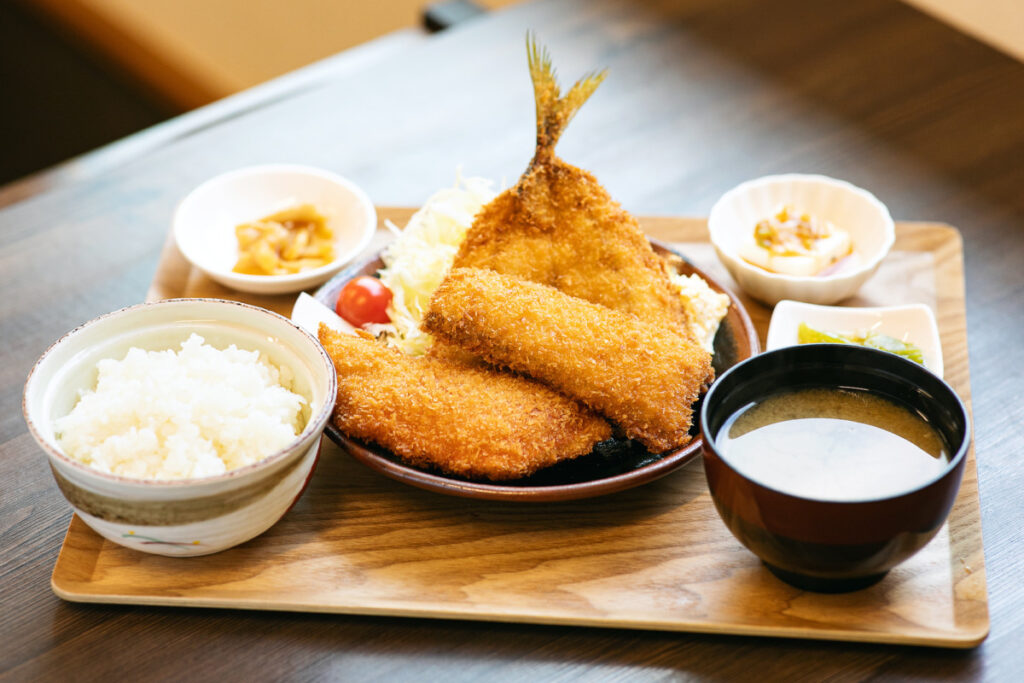 神奈川県・三浦半島「海の幸 畑の恵 ぼーめんの地魚フライ定食」｜あの山旅のあの一品（FUNQ） - Yahoo!ニュース