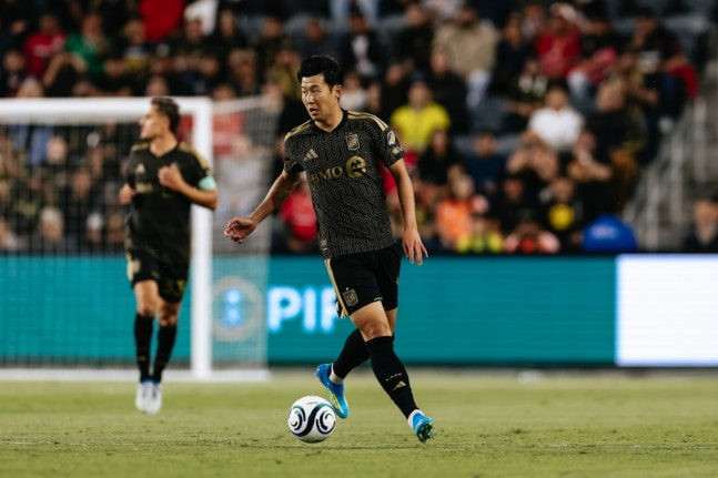 孫興民が30日、米LABMOスタジアムで行われた2026北中米カリブサッカー連盟（CONCACAF）チャンピオンズカップ4強第1戦のトルカ戦でドリブル突破をしている。 /写真=LAFC SNSキャプチャ