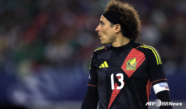 試合に集中するギレルモ·オチョア。 /AFPBBNews=ニュース1