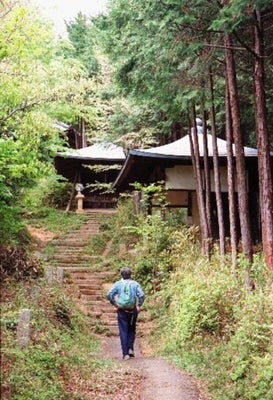 お堂が続く霊場の巡拝路