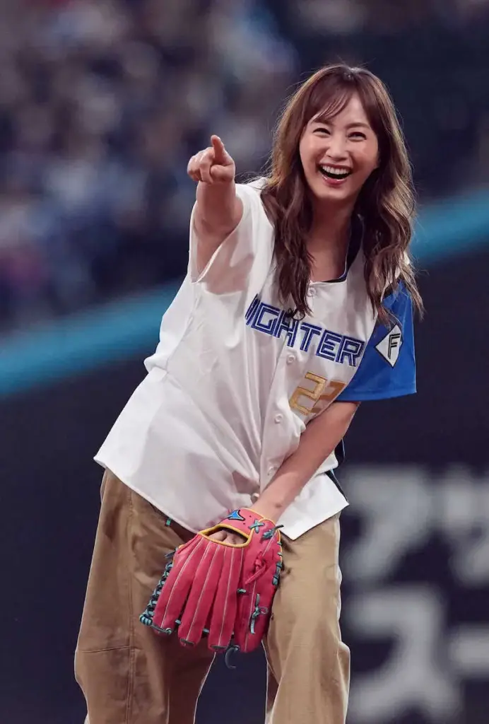 藤本美貴　地元・北海道で笑顔のファーストピッチ　投球は打者役の森本稀哲コーチの足にこつん　場内大歓声 - スポニチ Sponichi Annex 芸能