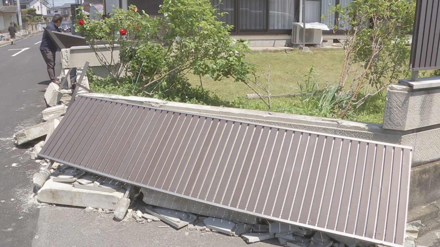 栃木・宇都宮市で住宅の塀が崩れるなどの突風による被害相次ぐ　「ダウンバースト」の可能性高いと発表　宇都宮地方気象台（TBS NEWS DIG Powered by JNN）