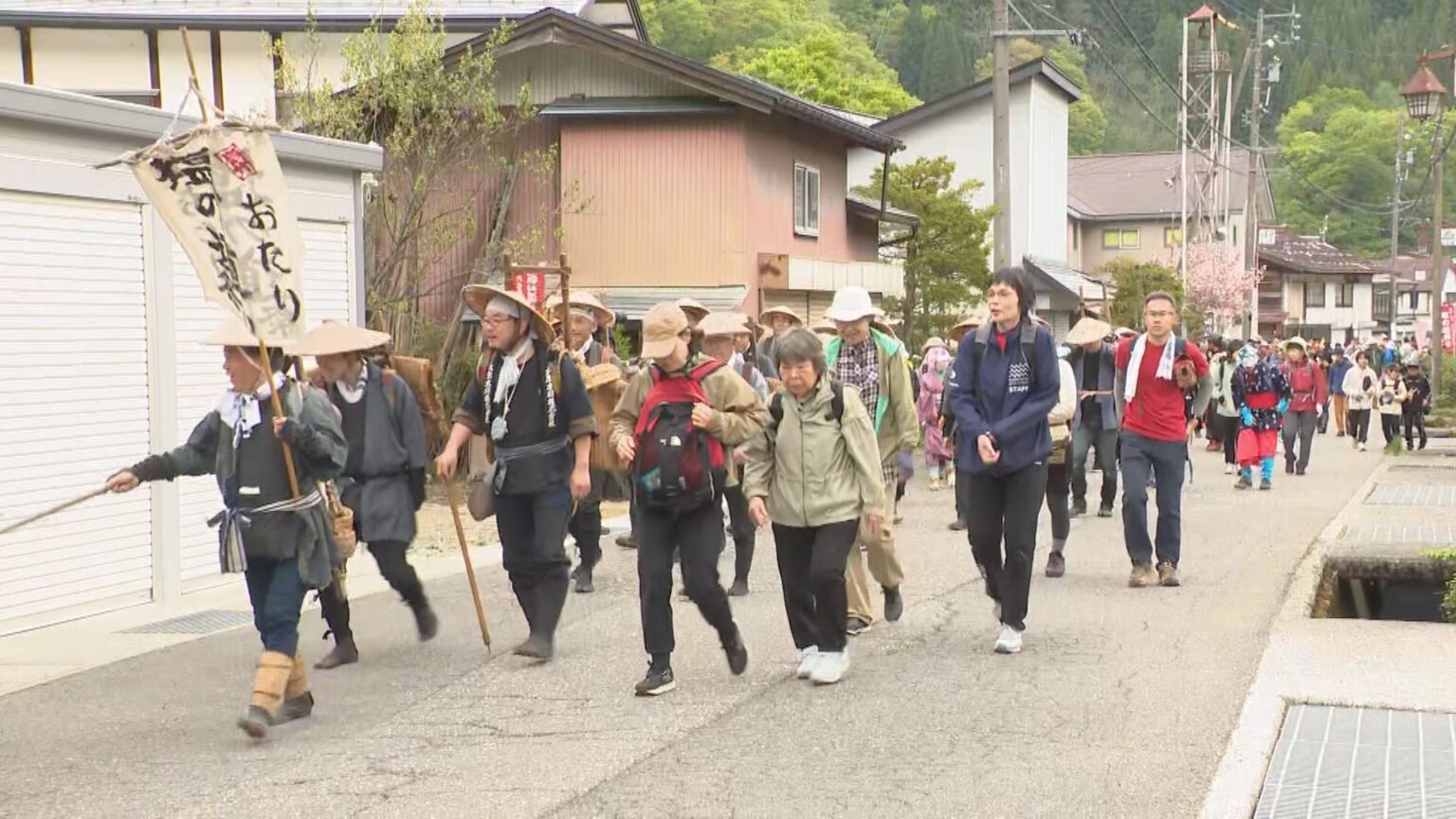 日本海と松本地域を結ぶ「塩の道」を歩くイベント 約2700人が長野県小谷村の街並みや自然を楽しむ（ＳＢＣ信越放送） - Yahoo!ニュース