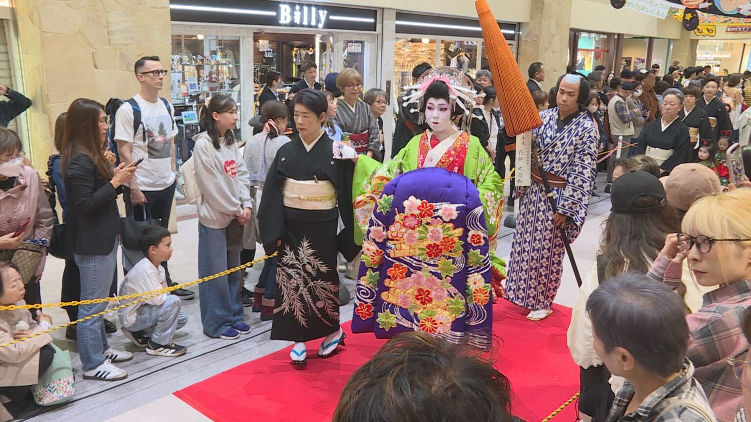 重厚な衣装で「外八文字」を披露 下関の伝統行事「先帝祭」・・・あいにくの雨も会場は熱気（ｔｙｓテレビ山口） - Yahoo!ニュース