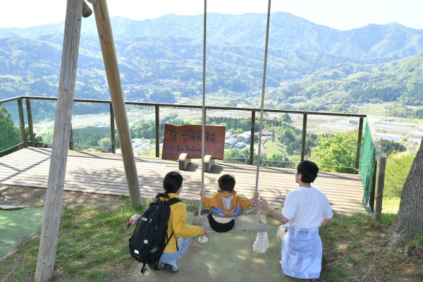 山頂近くにあるブランコ。眼下には絶景が広がる（兵庫県新温泉町で）