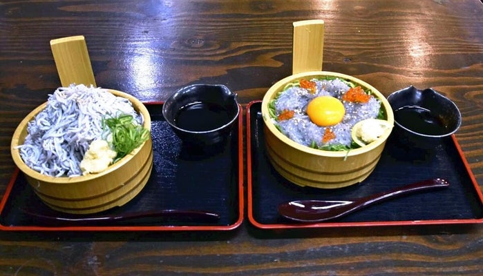 「釜揚げしらす丼」（左）と「生しらす丼」（大阪府泉佐野市で）