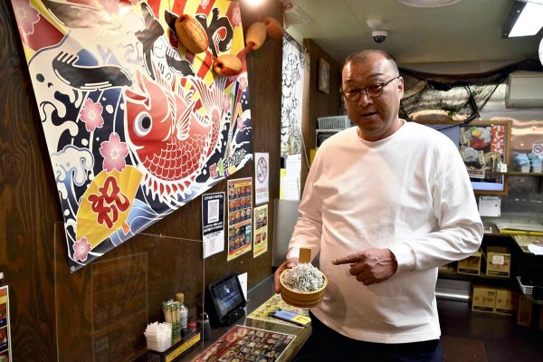 大阪湾のシラスのおいしさを語る中田社長（大阪府泉佐野市で）