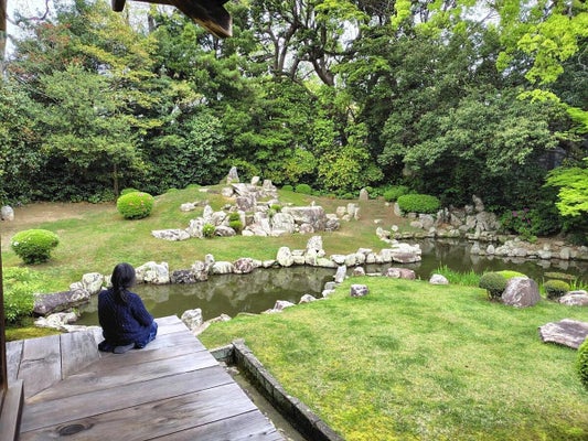 大小様々な岩石が美しく配置された雪舟庭園（島根県益田市の萬福寺で）