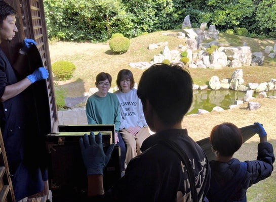 昨年１１月に行われた湿板写真のモニターツアーの様子（島根県益田市の萬福寺で）