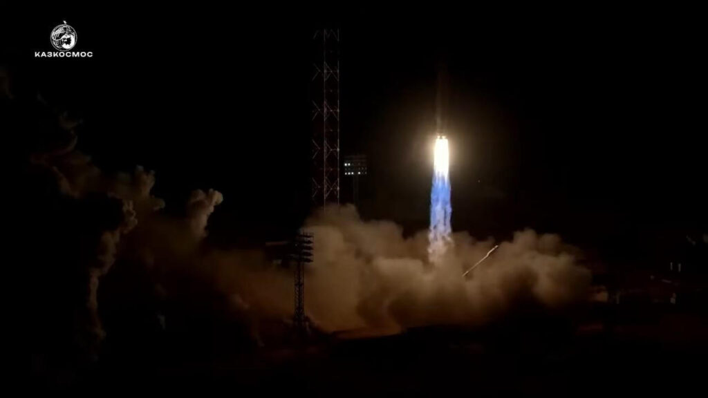 打ち上げ直前の「ソユーズ5」ロケット（Credit: Roscosmos / Kazcosmos）
