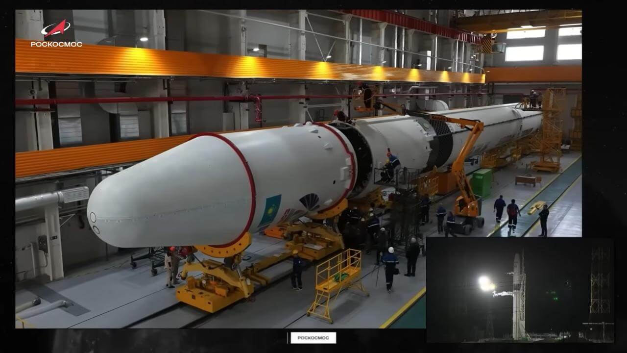 バイコヌール宇宙基地の組立棟で打ち上げ準備が進む「ソユーズ5」ロケット（Credit: Roscosmos / Kazcosmos）