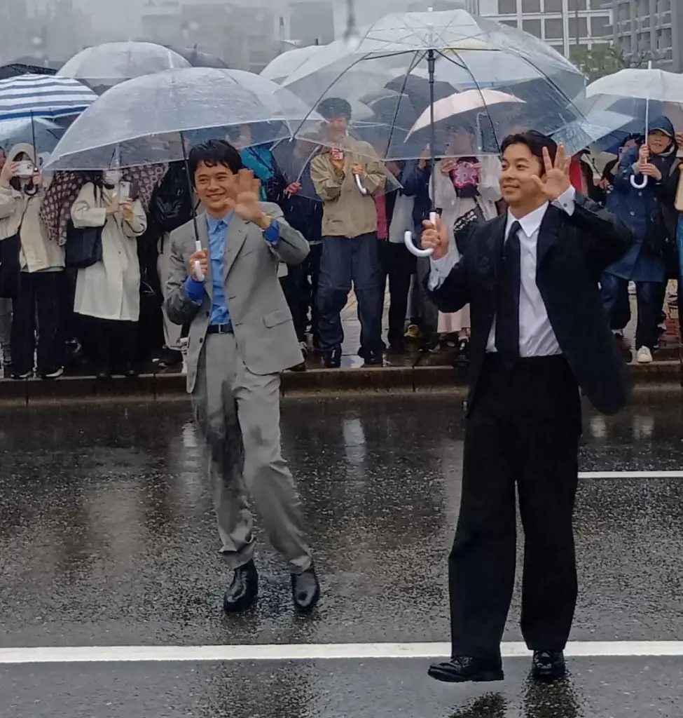 「豊臣兄弟」仲野太賀＆池松壮亮　車から降りる“神対応”沿道どよめき「博多どんたく」雨中のパレード参加 - スポニチ Sponichi Annex 芸能