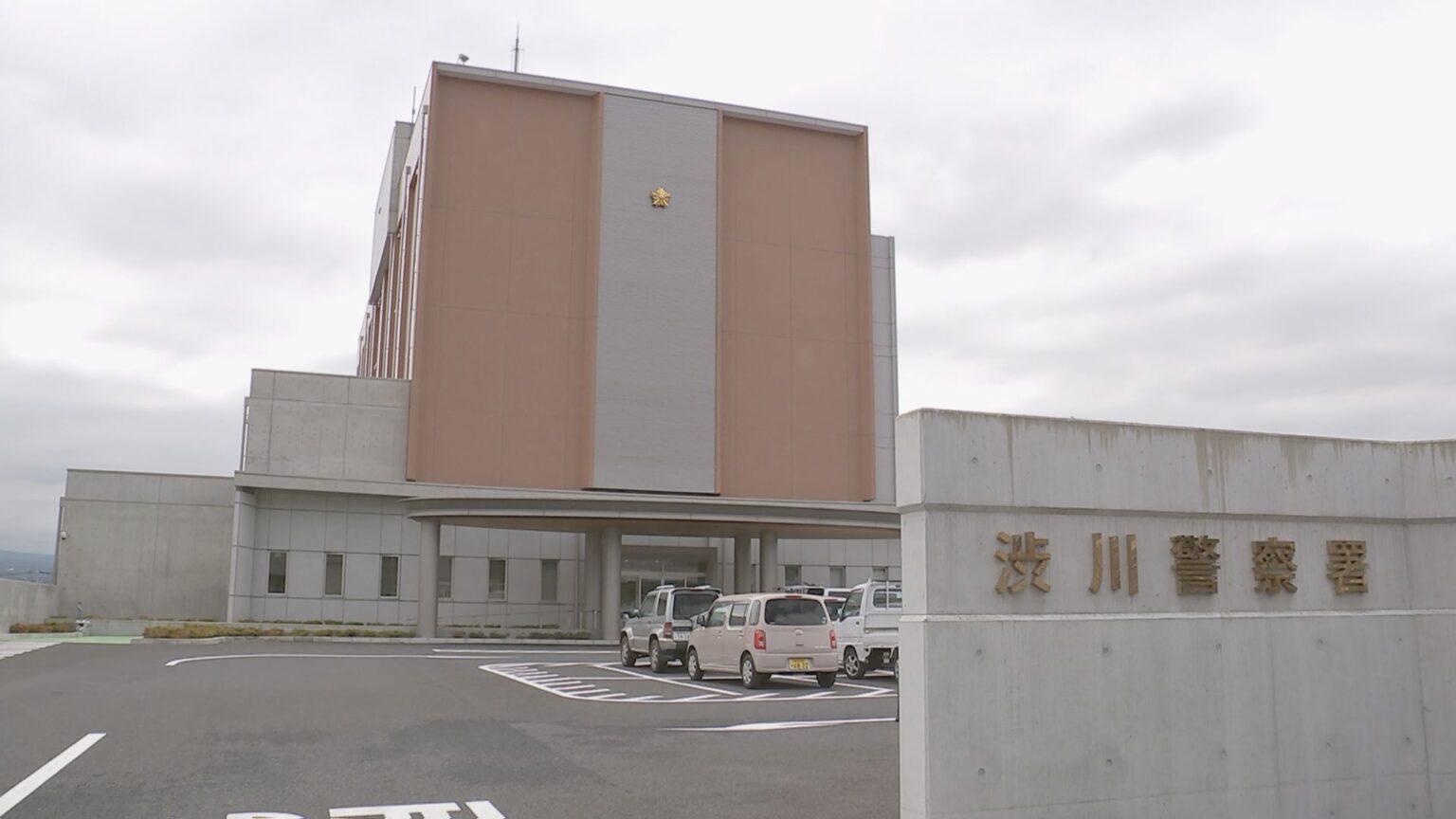 同居する女性宅の玄関内に9Lの灯油をまいて火をつけようとした疑いで渋川市役所職員の男を現行犯逮捕　現場にはライターも　男は容疑を一部否認　群馬・渋川市（TBS NEWS DIG Powered by JNN）