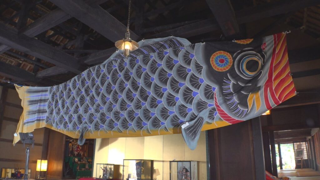 国の重要文化財で70年前制作された7mの手染めのこいのぼり展示　端午の節句展　山梨・南アルプス市 安藤家住宅（UTYテレビ山梨） - Yahoo!ニュース