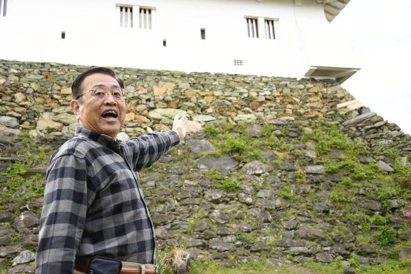 石垣について説明する松浦さん（和歌山市で）