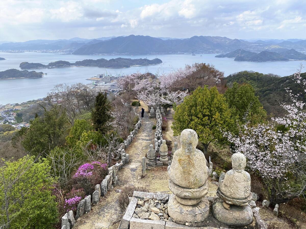 村上海賊が海路を見張る砦を置いていた白滝山。現在は大小約６５０体の石仏が並ぶ（広島県尾道市で）