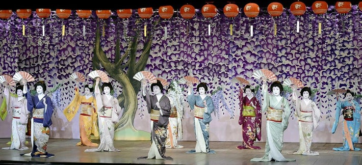 前夜祭で総踊りを披露する芸舞妓たち（４日、京都市中京区で）＝永尾泰史撮影