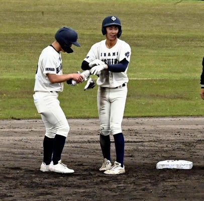 本塁打や３塁打で勝利に貢献した谷口選手（島根県江津市民球場で）