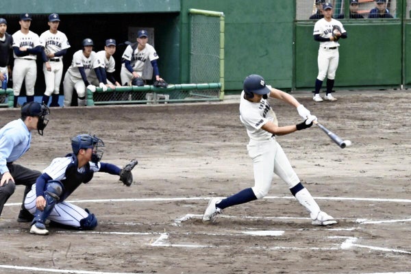 石見智翠館―開星　１回石見智翠館、左前へ２点適時打を放つオセモータ（島根県江津市民球場で）
