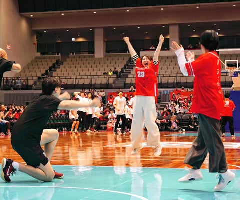 シュート対決でゴールを決め、喜びを分かち合うファンと選手ら（広島市西区で）