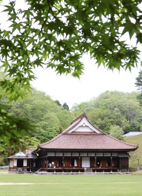 新緑に包まれた旧閑谷学校講堂（岡山県備前市で）