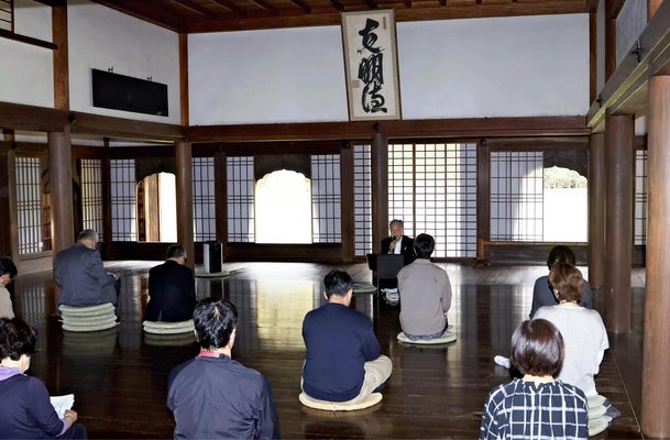 講堂で定期的に行われている論語の講義（旧閑谷学校で）